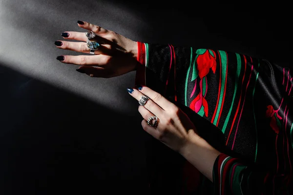 Mano de mujer con anillos — Foto de Stock