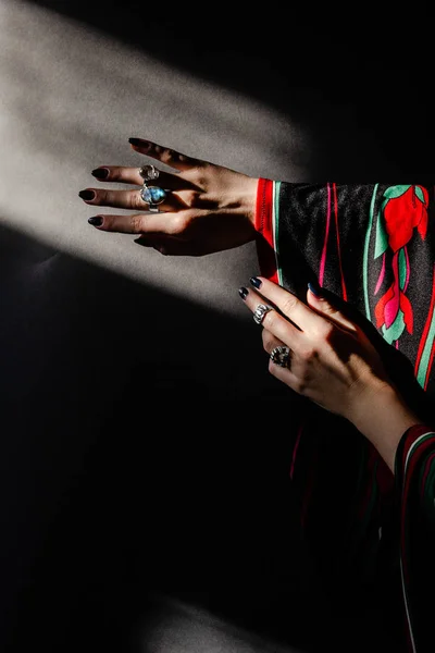 Γυναίκα χέρι με δαχτυλίδια — Φωτογραφία Αρχείου
