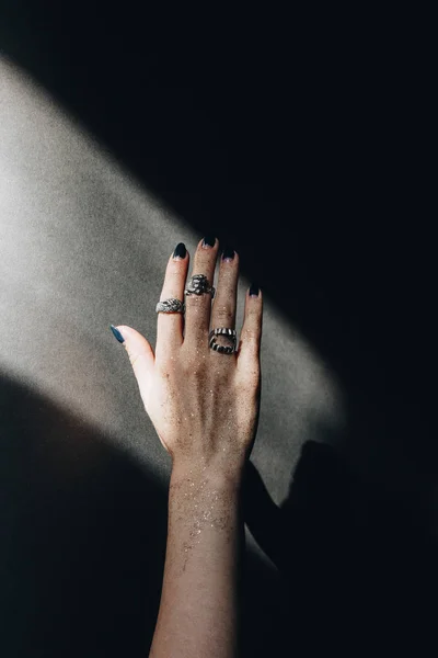 Жінка рука зі срібними кільцями — стокове фото