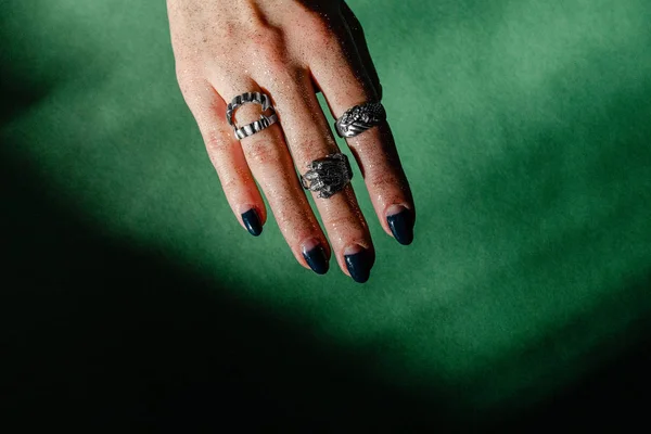 Χέρι γυναίκα με ασημένια δαχτυλίδια — Φωτογραφία Αρχείου
