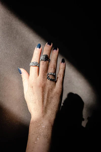 Ženská ruka s stříbrné prsteny — Stock fotografie