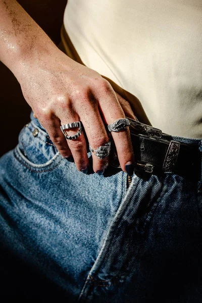 Mano con anillos de plata en jeans — Foto de Stock