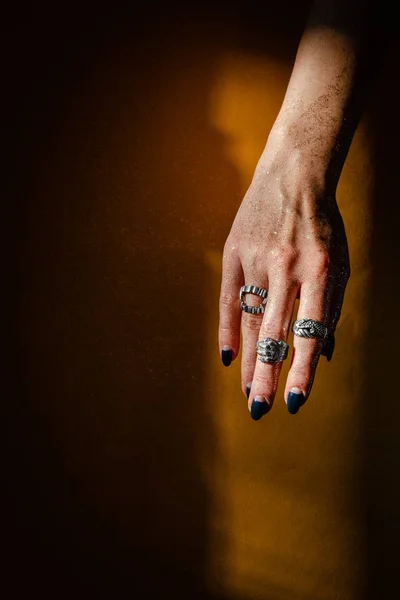 Mano de mujer con anillos de plata — Foto de Stock