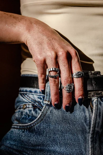 Mano con anillos de plata en jeans — Foto de Stock
