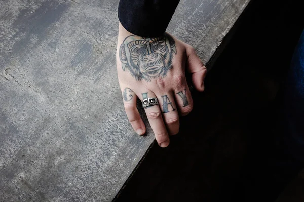 Primer plano de la mano masculina con anillo de plata — Foto de Stock
