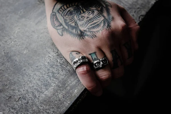 Close up de mão masculina com anéis de prata — Fotografia de Stock