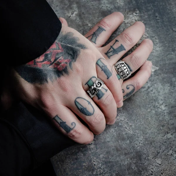 Närbild av manliga händer med silver ringar — Stockfoto