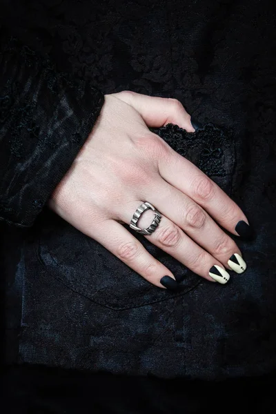 Mano de mujer con anillo de plata —  Fotos de Stock