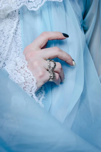 Mano de mujer con anillos de plata — Foto de Stock