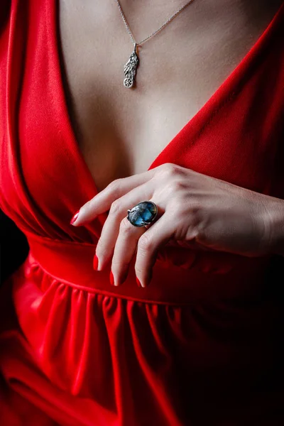 Γυναικείο χέρι με δαχτυλίδι — Φωτογραφία Αρχείου