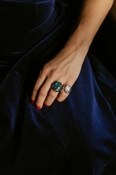 Γυναίκα χέρι με δαχτυλίδια — Φωτογραφία Αρχείου