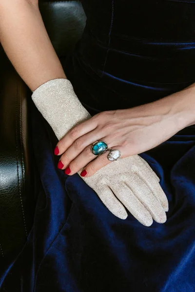 Kvinna hand med ringar — Stockfoto