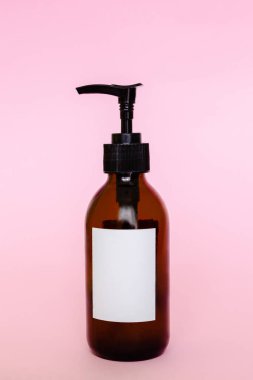 Boş etiketlere sahip Kozmetik şişe