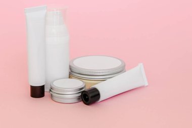 Boş etiketlere sahip Kozmetik Şişeler ve konteynerler