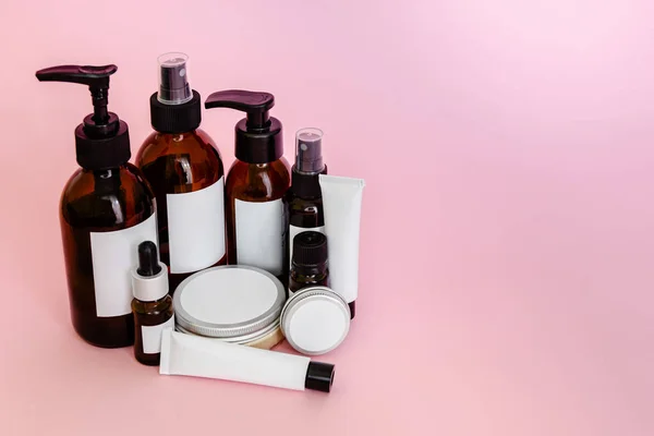 Cosmetische flessen en containers met blanco etiketten — Stockfoto