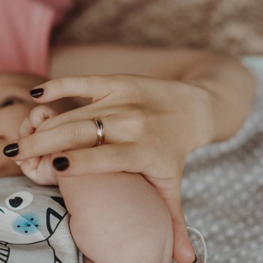 Yeni doğan bebek el ele tutuşuyor