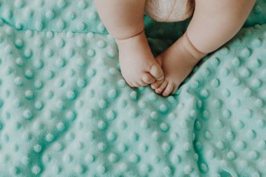 küçük bebek bacakları
