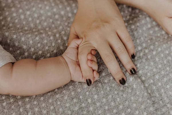 Bayi yang baru lahir bergandengan tangan — Stok Foto