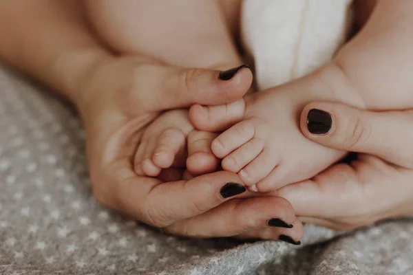 Mother holding baby feet — Stock Photo, Image