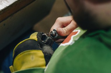 Bir halka üzerinde çalışan kuyumcu