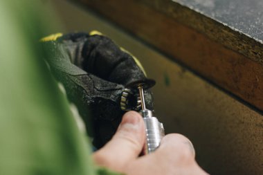 Bir halka üzerinde çalışan kuyumcu