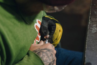 Atölyede çalışan kuyumcu