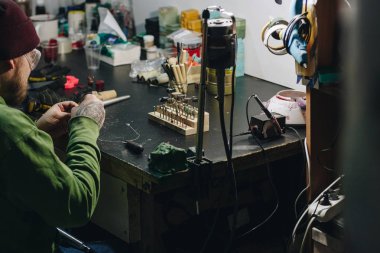 Atölyede çalışan kuyumcu