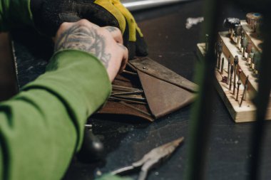 Atölyede çalışan kuyumcu