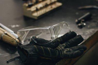 Kuyumcu atölyesinde gözlük ve eldivenler