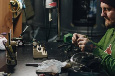 Atölyede çalışan kuyumcu