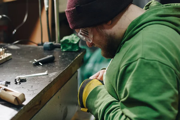 Juwelier in der Werkstatt — Stockfoto