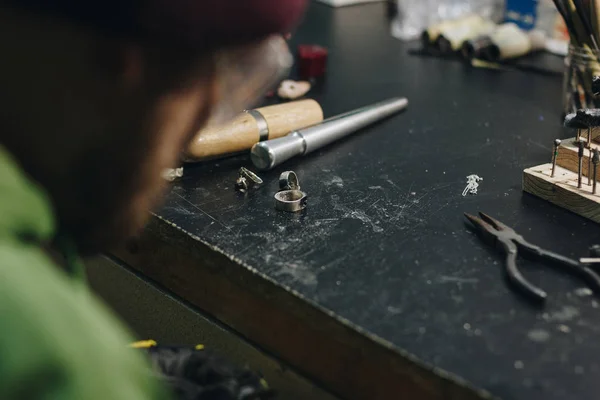 Jeweler at work — Stock Photo, Image