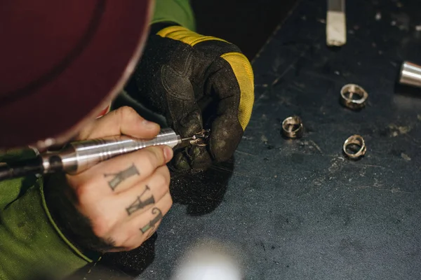 Κοσμηματοπώλης που εργάζεται σε ένα μενταγιόν και δαχτυλίδια — Φωτογραφία Αρχείου
