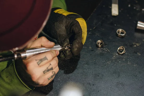 Juwelier arbeitet an Anhänger und Ringen — Stockfoto