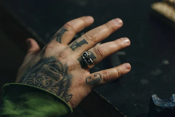 Primer plano de la mano del joyero con el anillo de forma de scull — Foto de Stock