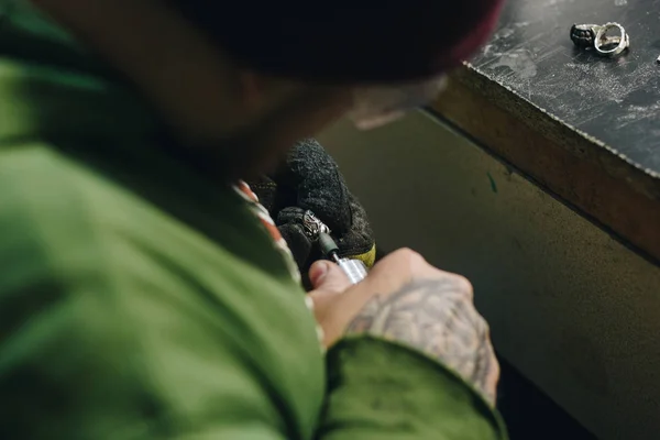 Joyero trabajando en un colgante de plata — Foto de Stock