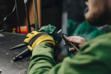 Kuyumcu gümüş bir yüzük parlatma