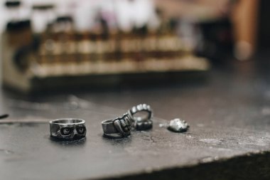Kuyumcu atölyesinde gümüş yüzükler