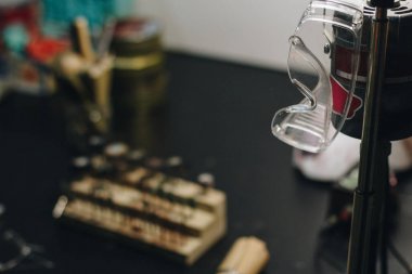 Kuyumcu atölyesinde gözlükler