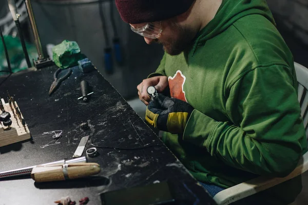 Jeweler polishing a silver ring — Stock Photo, Image