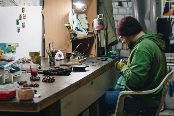 Juwelier arbeitet in Werkstatt — Stockfoto