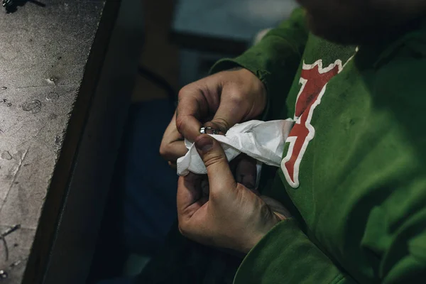 Jeweler working on a ring — Stock Photo, Image