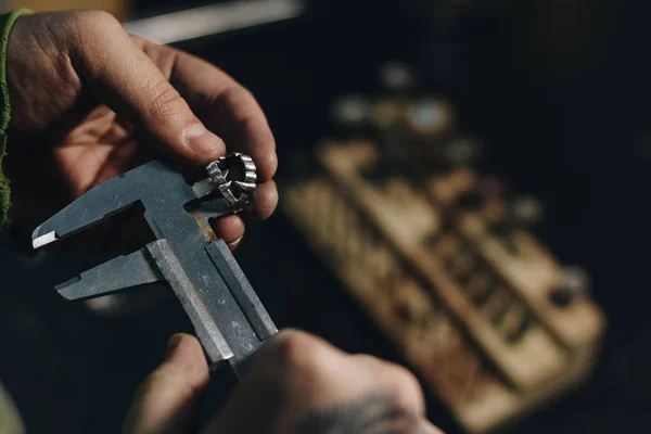 Juwelier arbeitet in Werkstatt an einem Ring — Stockfoto