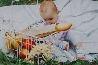 Yaz Park piknik sepeti ile küçük kız