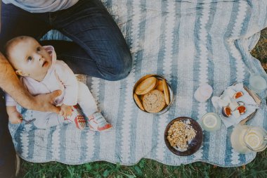 Baba ve piknik üzerinde küçük kız