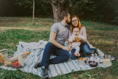 şirin mutlu aile piknik üzerinde