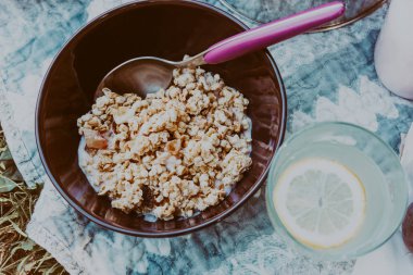 Granola kase ve bardak limonata