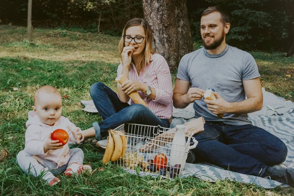 Roztomilý šťastná rodina na piknik — Stock fotografie