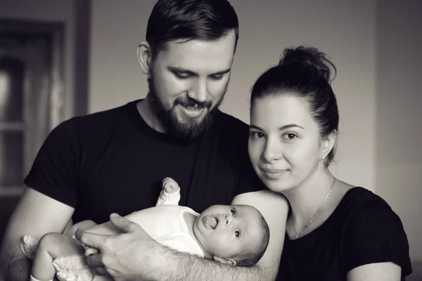 Семья с новорожденным — стоковое фото