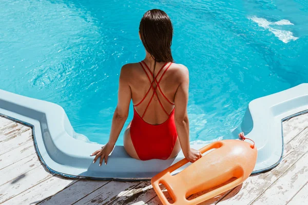 Kobieta relaksująca się przy basenie — Zdjęcie stockowe